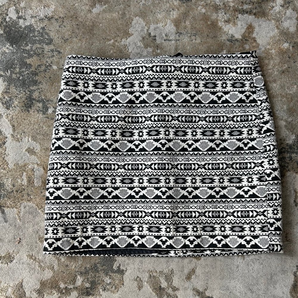 H&M Divided Black & White Geometric Miniskirt Size 8